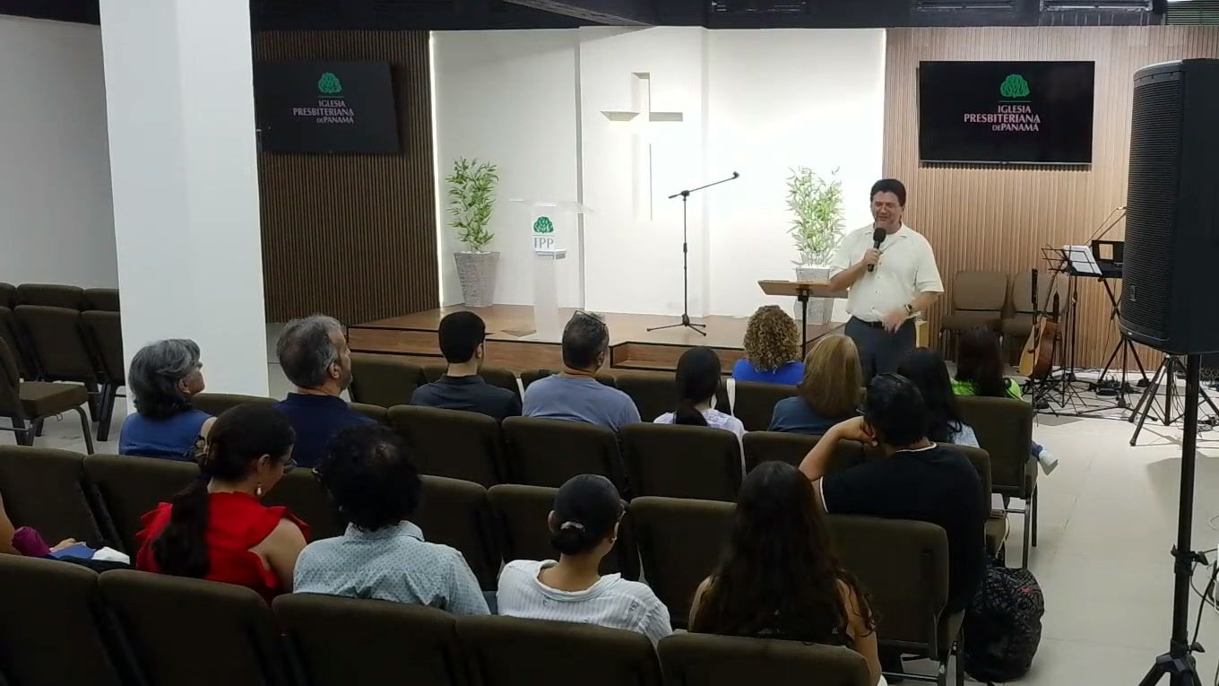 Interior del lugar de reunión de la Iglesia Presbiteriana de Panamá durante un culto.